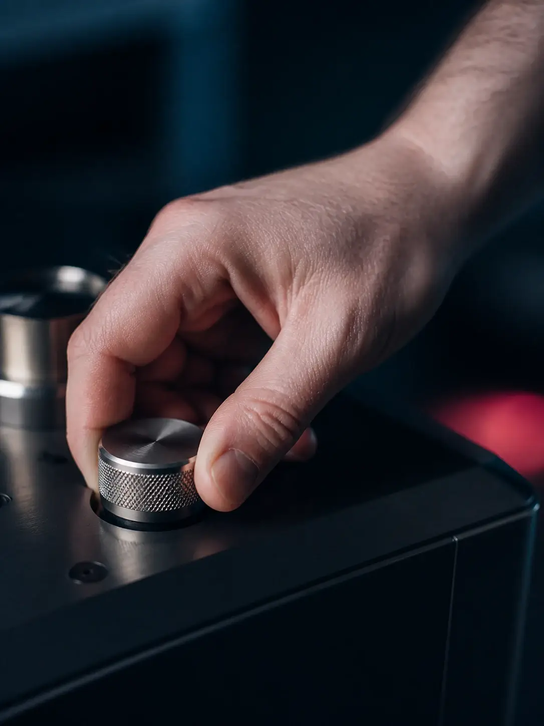 Hand die een metalen precisiedial instelt