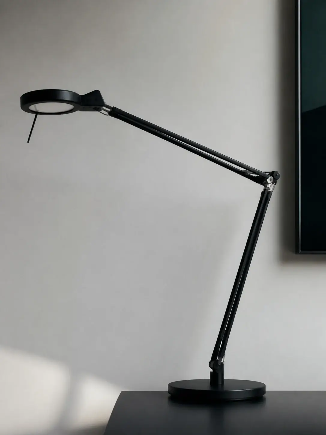 Slanke lamp uitgeschakeld tegen een porseleinen muur